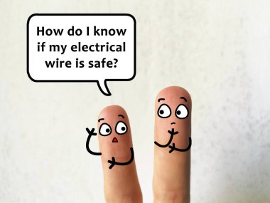 İki parmak iki kişi olarak süslenir. Onlar inşaat sorunları hakkında tartışıyorlar. Bir tanesi elektrik telinin güvenliğini soruyor..