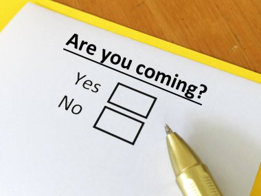 Bir kişi soruya cevap veriyor. Bir etkinliğe katılıp katılamayacağını düşünüyor..