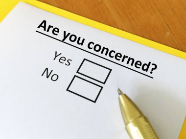 Bir kişi soruya cevap veriyor. Sosyal sorunlarla ilgilenip ilgilenmediğini düşünüyor..