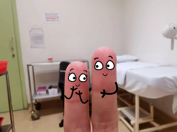 Dva Prsty Jsou Vyzdobeny Jako Dvě Osoby Jsou Poradně Doktorem — Stock fotografie