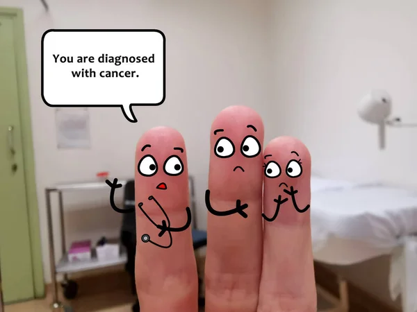 指3本は医者と患者として飾られています 医者は彼らに診断について話した — ストック写真