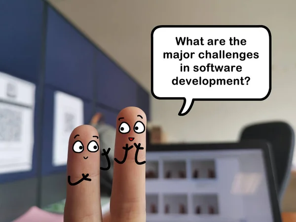 两个手指装饰成两个人 他们正在讨论软件开发中的主要挑战 — 图库照片