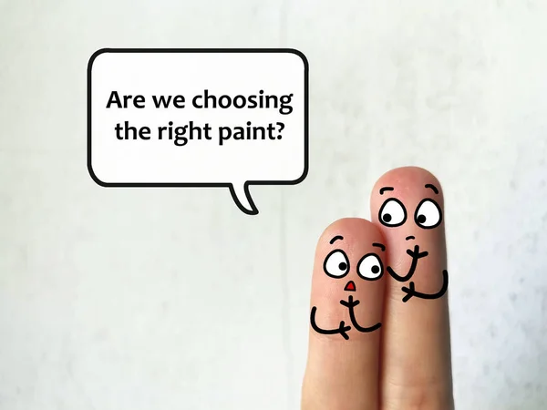 两个手指装饰成两个人 他们正在讨论建筑的问题 其中之一是问他们是否选择了正确的油漆 — 图库照片