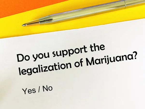 Person Svarar Frågan Legalisering Marijuana — Stockfoto