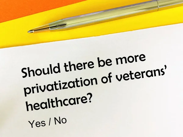 Одна Людина Відповідає Питання Про Приватизацію Охорони Здоров Ветеранів — стокове фото