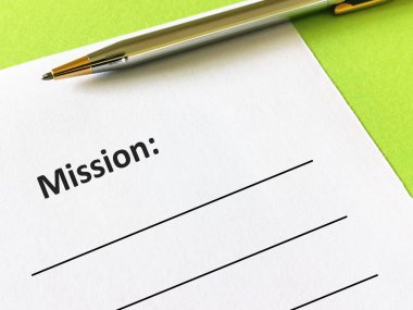 Bir kişi soruya cevap veriyor. Olaylarının misyonunu düşünüyor..