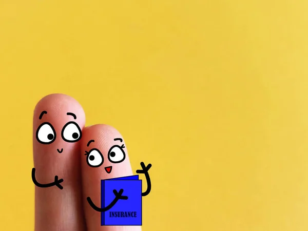 两根手指被装饰成一对 他们正在讨论他们的保险计划 — 图库照片