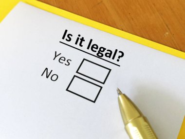 Bir kişi, bazı uyuşturucuların yasallaştırılmasıyla ilgili soruya cevap veriyor. Kişi, bazı ilaçların yasal olup olmadığını düşünüyor..