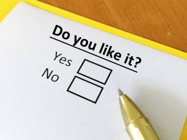 Bir kişi kişisel tercihlerle ilgili soruya cevap veriyor. Katıldığı etkinliği beğenip beğenmediğini soruyor..