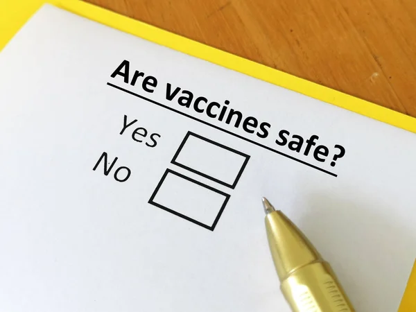 Ένα Άτομο Απαντά Στην Ερώτηση Για Την Ασφάλεια Των Εμβολίων — Φωτογραφία Αρχείου