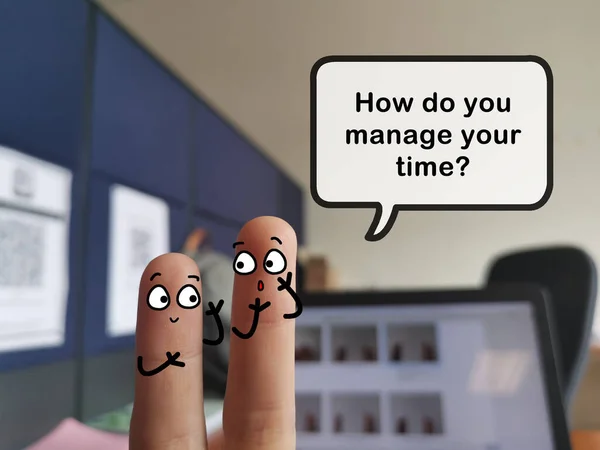 两个手指装饰成两个人 他们正在讨论时间管理问题 — 图库照片
