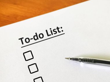 Bir kişi, işini daha verimli bir şekilde tamamlamak için yapılacaklar listesini yazıyor..