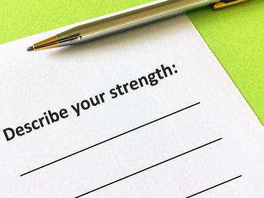 Bir kişi soruya cevap veriyor. Gücünü nasıl tarif edeceğini düşünüyor..