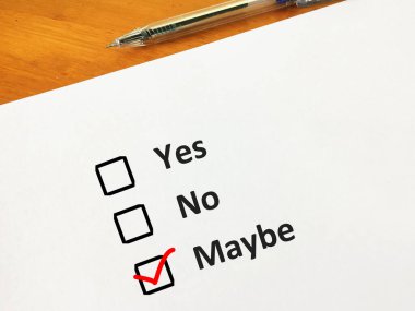 Bir kişi soruya cevap veriyor. Ona evet, hayır ve belki seçenekleri sunuldu. 