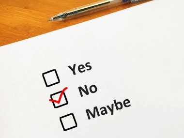 Bir kişi soruya cevap veriyor. Ona evet, hayır ve belki seçenekleri sunuldu. Hayır seçeneğini seçiyor..