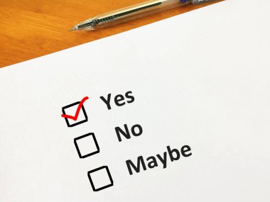 Bir kişi soruya cevap veriyor. Ona evet, hayır ve belki seçenekleri sunuldu. Evet seçeneğini seçiyor..