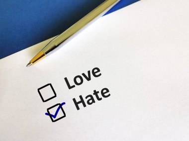 Bir kişi soruya cevap veriyor. Sevgi ve nefret arasında seçim yapıyor..