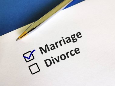 Bir kişi soruya cevap veriyor. Evlilik ve boşanma arasında seçim yapıyor..