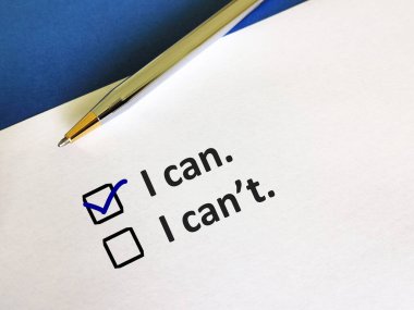 Bir kişi soruya cevap veriyor. Görevi tamamlayıp tamamlayamayacağını düşünüyor..