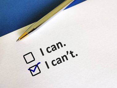 Bir kişi soruya cevap veriyor. Görevi tamamlayıp tamamlayamayacağını düşünüyor..