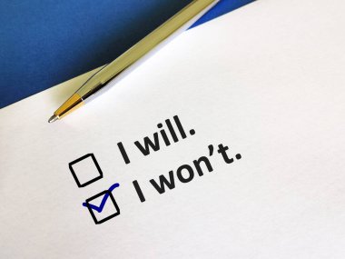 Bir kişi soruya cevap veriyor. Bir törene katılıp katılmayacağını düşünüyor..