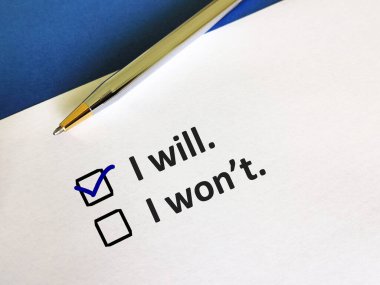 Bir kişi soruya cevap veriyor. Bir törene katılıp katılmayacağını düşünüyor..