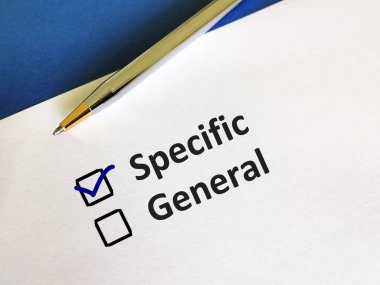 Bir kişi soruya cevap veriyor. Özel ve genel arasında seçim yapıyor..