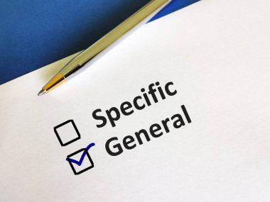 Bir kişi soruya cevap veriyor. Özel ve genel arasında seçim yapıyor..