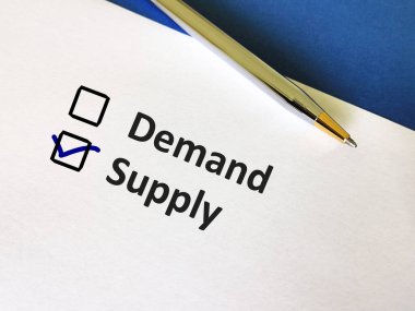 Bir kişi soruya cevap veriyor. Talep ve arz arasında seçim yapıyor..