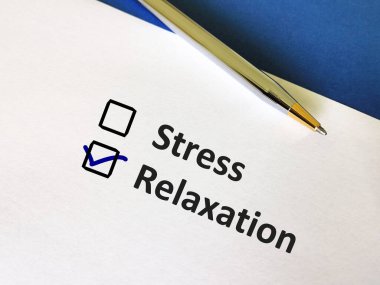 Bir kişi soruya cevap veriyor. Stres ve rahatlama arasında seçim yapıyor..