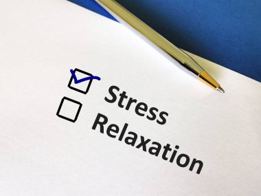 Bir kişi soruya cevap veriyor. Stres ve rahatlama arasında seçim yapıyor..