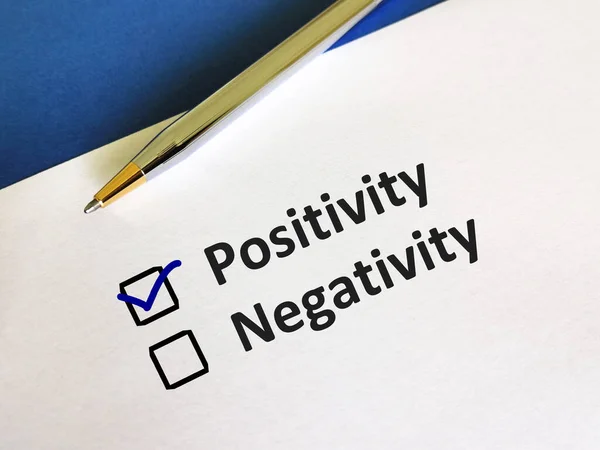 Jedna Osoba Odpowiada Pytanie Wybiera Między Pozytywnością Negatywnością — Zdjęcie stockowe