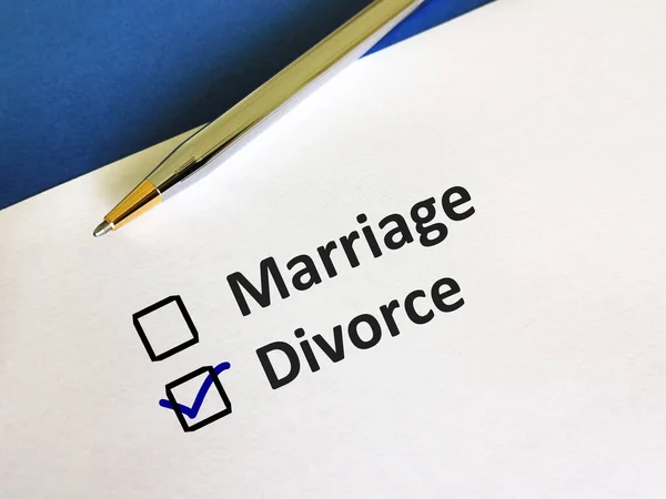 Person Svarar Frågor Han Väljer Mellan Äktenskap Och Skilsmässa — Stockfoto