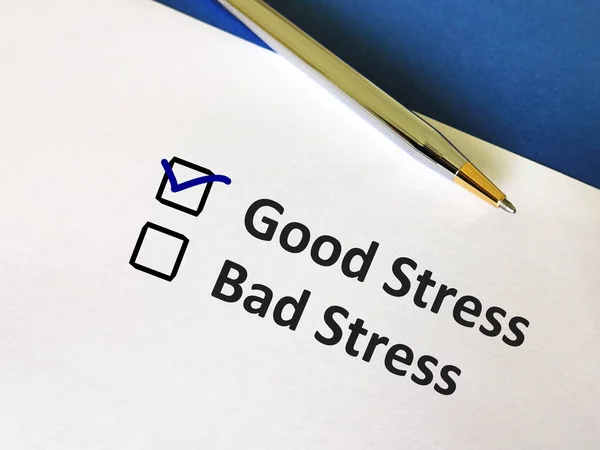 Eén Persoon Beantwoordt Vraag Hij Kiest Tussen Goede Slechte Stress — Stockfoto