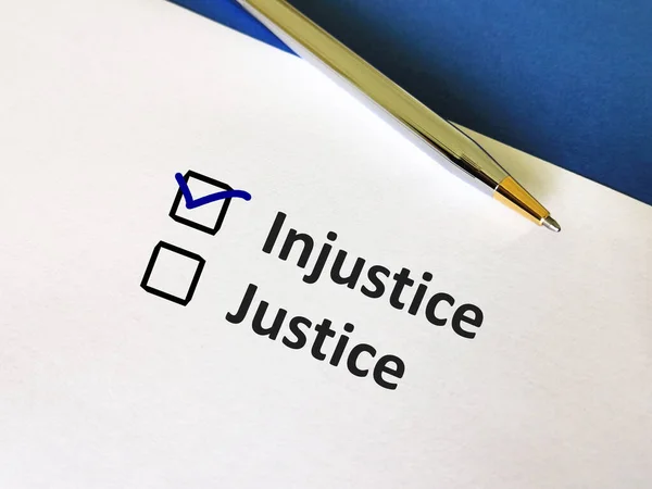 Une Personne Répond Question Choisit Entre Justice Injustice — Photo