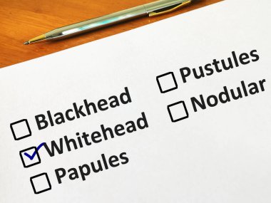 Bir kişi soruya cevap veriyor. Sivilce tiplerini seçiyor. Siyah nokta, beyaz nokta, papüle, kabarcık ve nodül arasında seçim yapıyor..