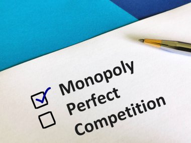 Bir kişi soruya cevap veriyor. Tekel ve mükemmel rekabet arasında seçim yapıyor..