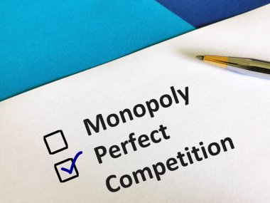Bir kişi soruya cevap veriyor. Tekel ve mükemmel rekabet arasında seçim yapıyor..