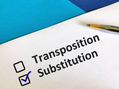 Bir kişi soruya cevap veriyor. Ulaşım ve ikame arasında seçim yapıyor..