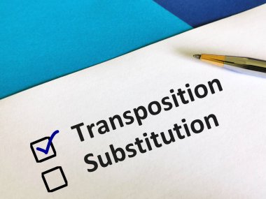 Bir kişi soruya cevap veriyor. Ulaşım ve ikame arasında seçim yapıyor..