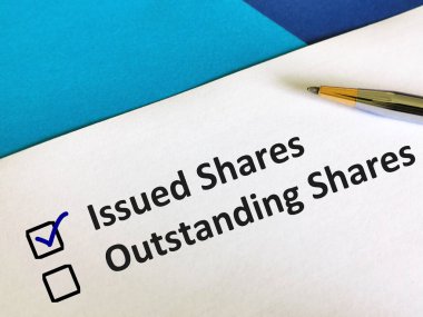 Bir kişi soruya cevap veriyor. Verilen hisselerle ödenmemiş hisseler arasında seçim yapıyor..