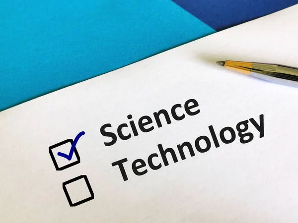 Une Personne Répond Question Choisit Entre Science Technologie — Photo