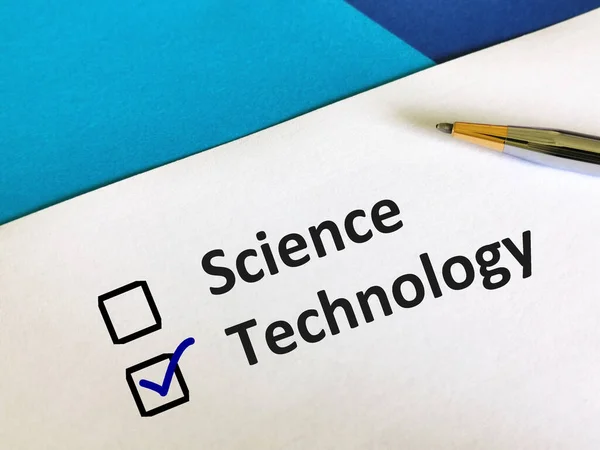 Une Personne Répond Question Choisit Entre Science Technologie — Photo