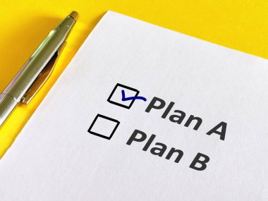 Bir kişi soruya cevap veriyor. A planı ile B planı arasında seçim yapıyor..