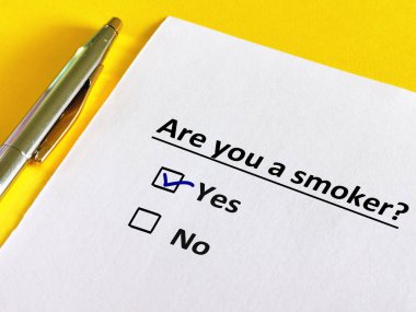 Bir kişi soruya cevap veriyor. Sigara içen biri olup olmadığını düşünüyor..