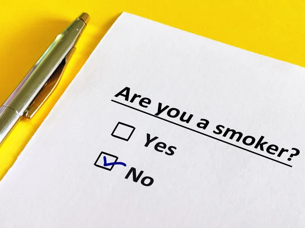 Una Persona Está Respondiendo Pregunta Persona Está Pensando Fumador — Foto de Stock