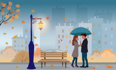 Çift, erkek ve kız, şemsiyenin altında duruyor, yağmurlu sonbahar akşamı sokağı, fener, bank, dökülen yapraklar, arka planda şehir binaları. Kartpostallar, posterler, mevsimlik tasarımlar için. Vektör illüstrasyonu.