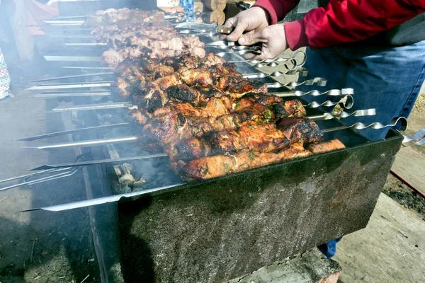 Smażone Mięso Szaszłyki Grilla Świeżym Powietrzu Widoczny Dym Grill Ręce — Zdjęcie stockowe