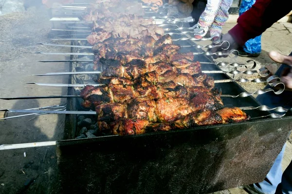 Smażone Mięso Szaszłyki Grilla Świeżym Powietrzu Widoczny Dym Grill Ręce — Zdjęcie stockowe