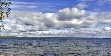 Gölün güzel tüylü ve cumulonimbus bulutlar ile üzerinde mavi gökyüzü görünümü güneşli bir günde, Güney Urallar, göl Uvildy